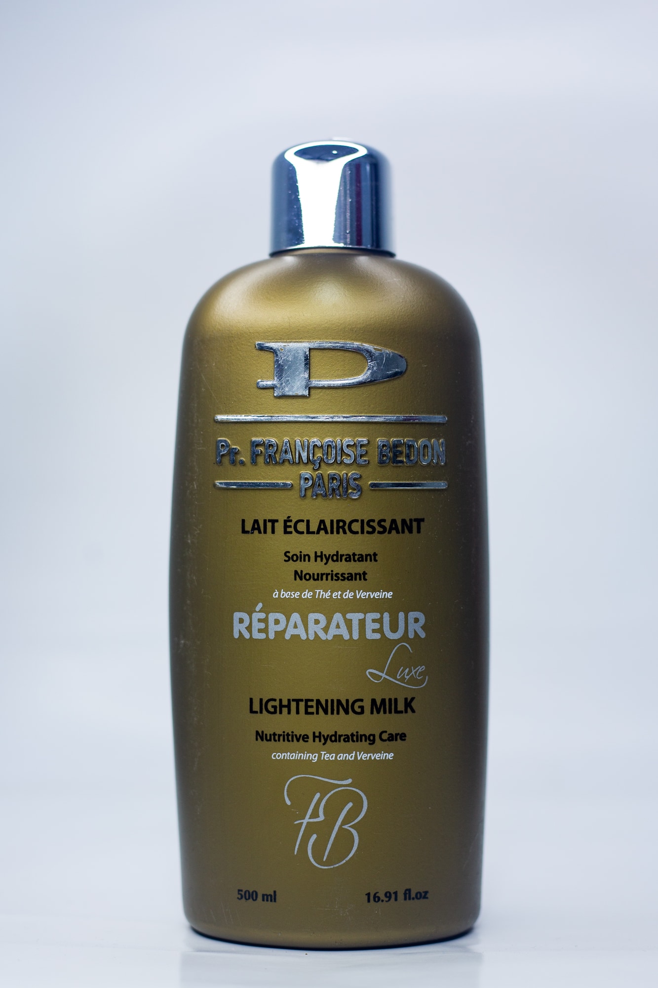 Lait Claircissant Soin Hydratant Nourrissant main view