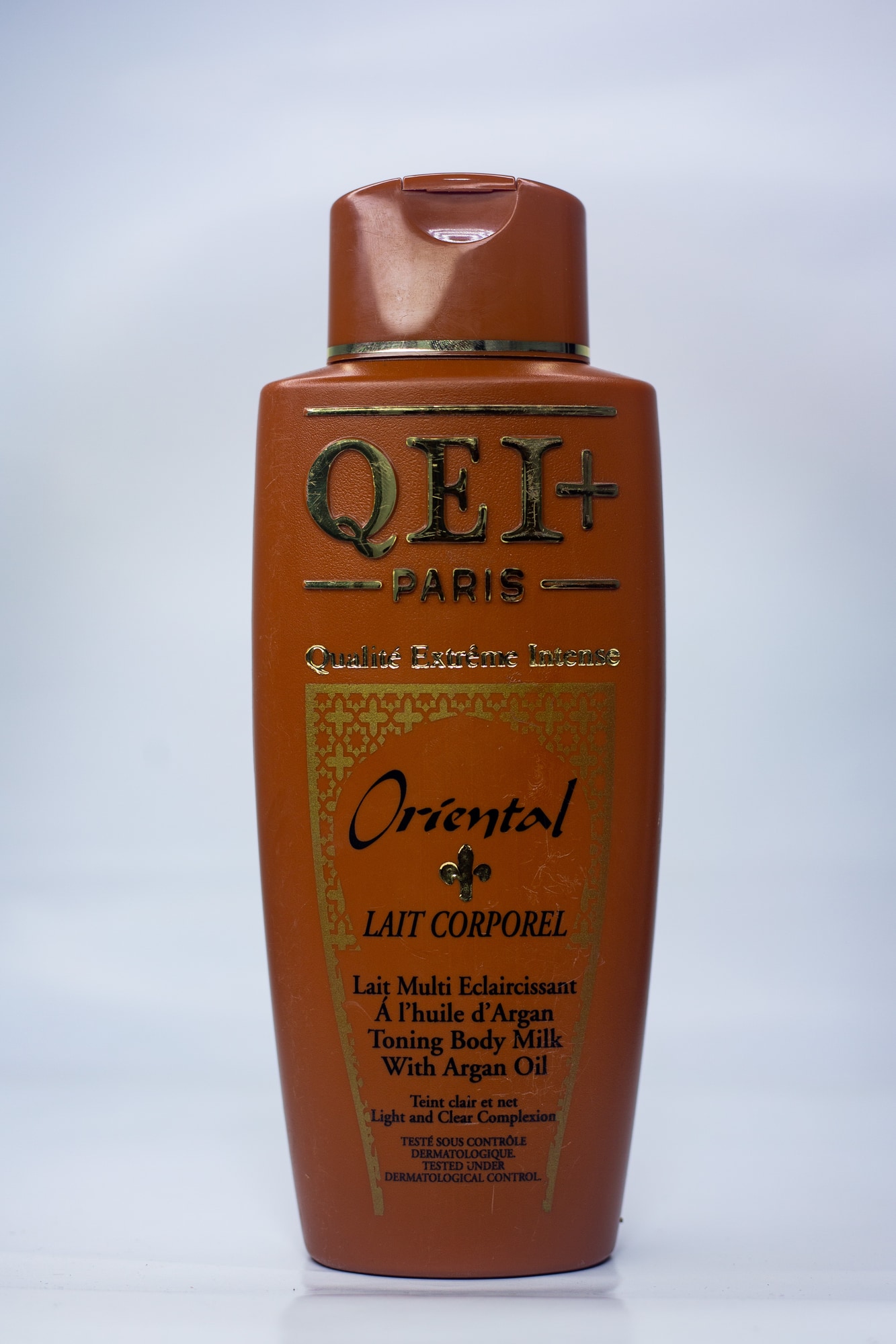 Qei+ Mit Corporel Lait Multi Eclaircissant main view